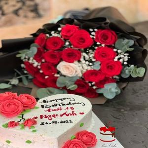 Combo Bánh Kem Trái Tim Kèm Bó Hoa Hồng Mix Nhỏ Xinh - AK19